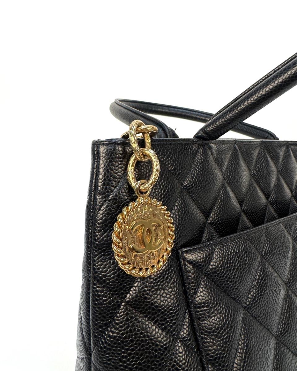 HENKELTASCHEN - CHANEL RE-RELEASE MEDALLION TOTE SCHWARZ