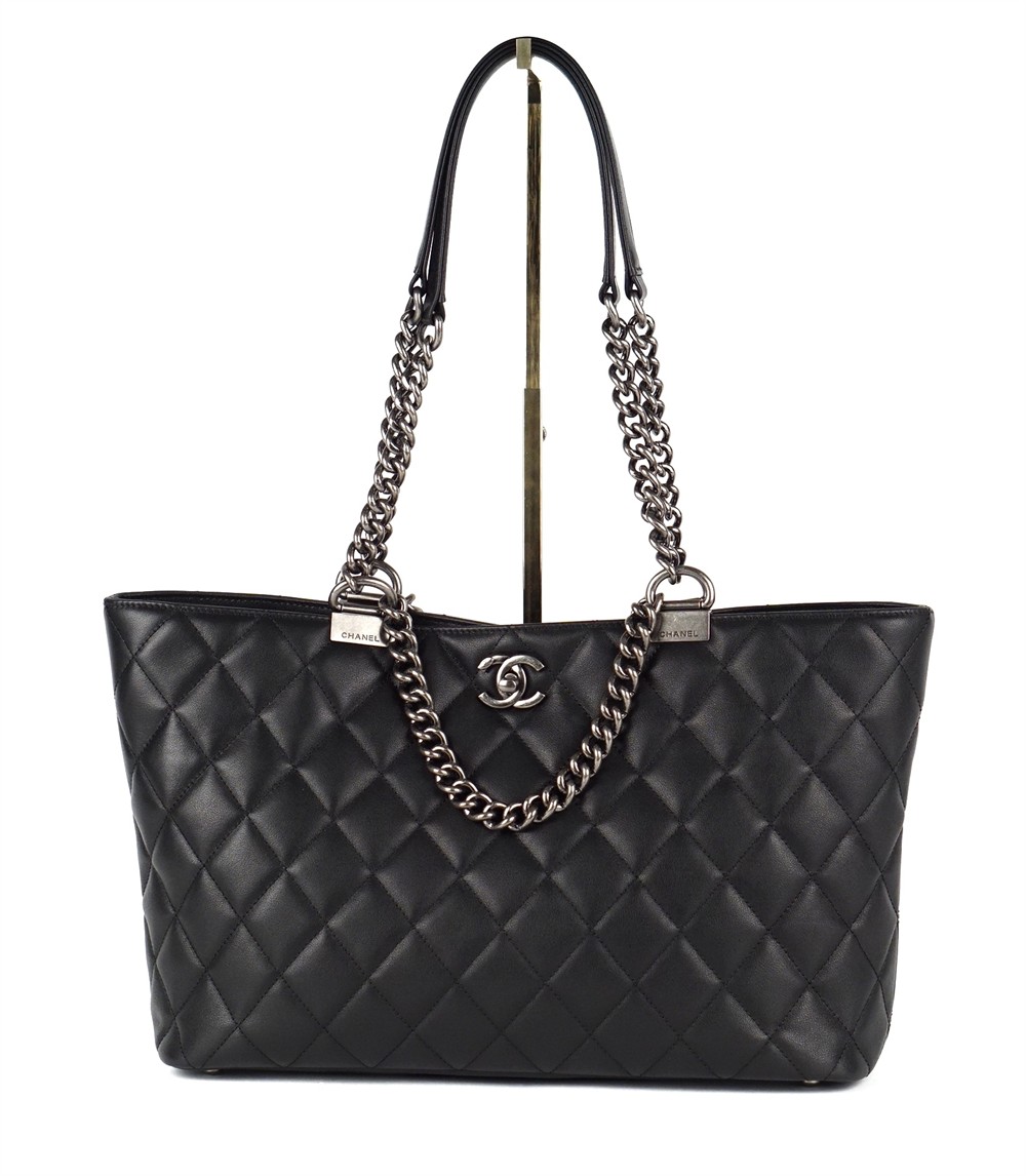 SCHULTERTASCHE - CHANEL BLACK QUILTED CHAIN
