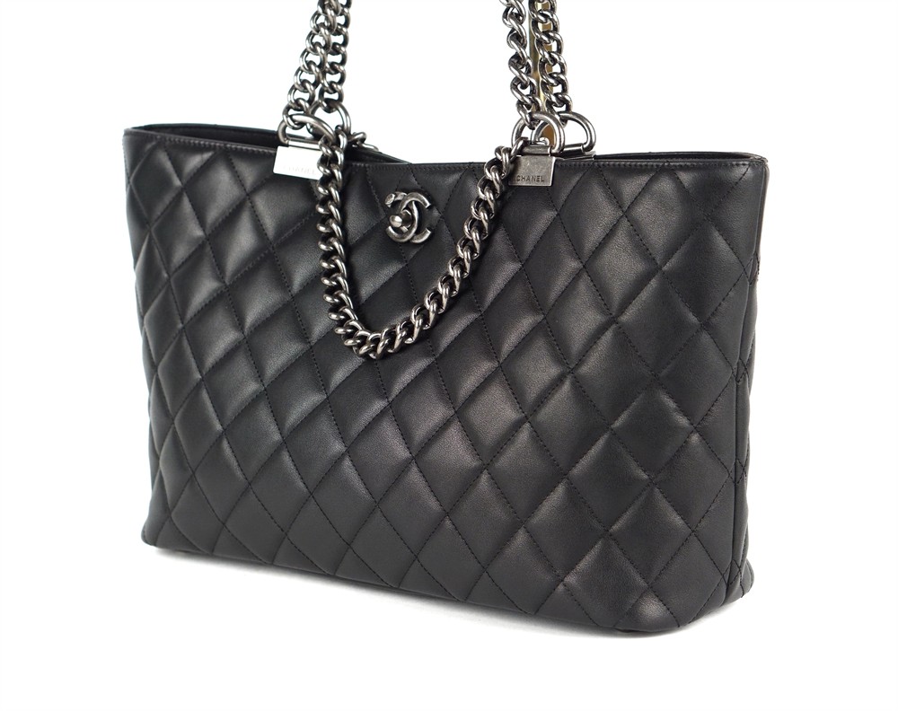 SCHULTERTASCHE - CHANEL BLACK QUILTED CHAIN