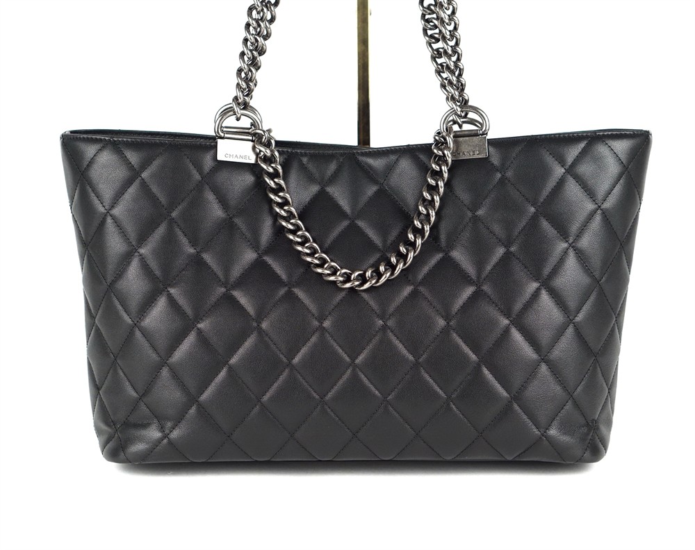 SCHULTERTASCHE - CHANEL BLACK QUILTED CHAIN