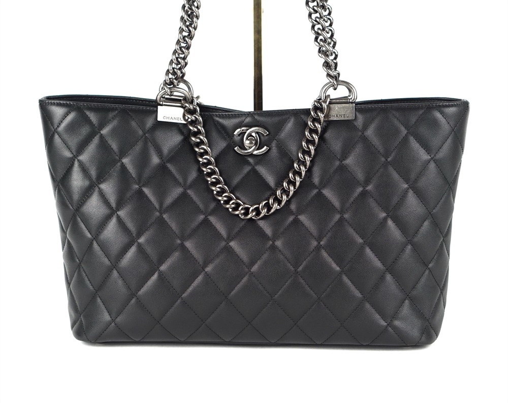 SCHULTERTASCHE - CHANEL BLACK QUILTED CHAIN